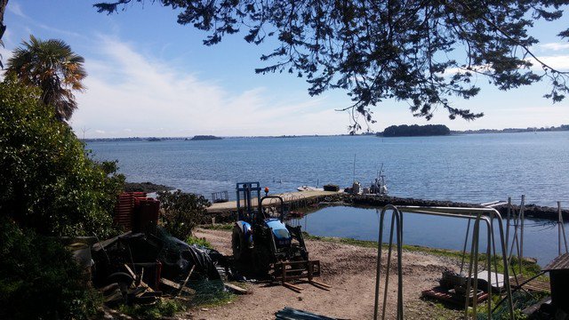 Vue du golfe du Morbihan avec le bassin submersible de stockage d'huitres